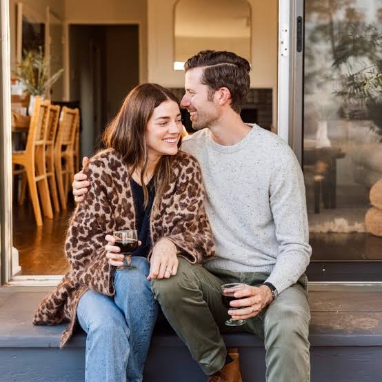 Healthy relationship habits infographic featuring open communication, appreciation, trust, and maintaining independence for a stronger and happier relationship.