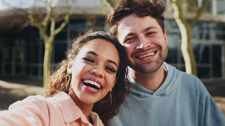 Infographic highlighting seven simple habits that make a relationship feel emotionally safe, including honest communication, keeping promises, respecting personal space, and accepting your partner.