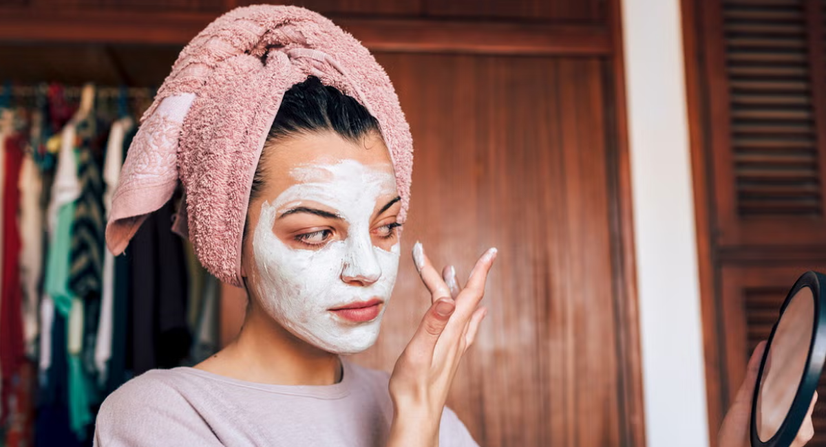 Healthy skincare essentials and lifestyle habits for reducing acne, including gentle cleansing, sunscreen, hydration, nutritious foods, and non-comedogenic skincare products.